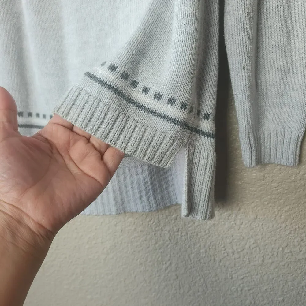 old navy knitted sweater woman size M gray and‎ white round neck